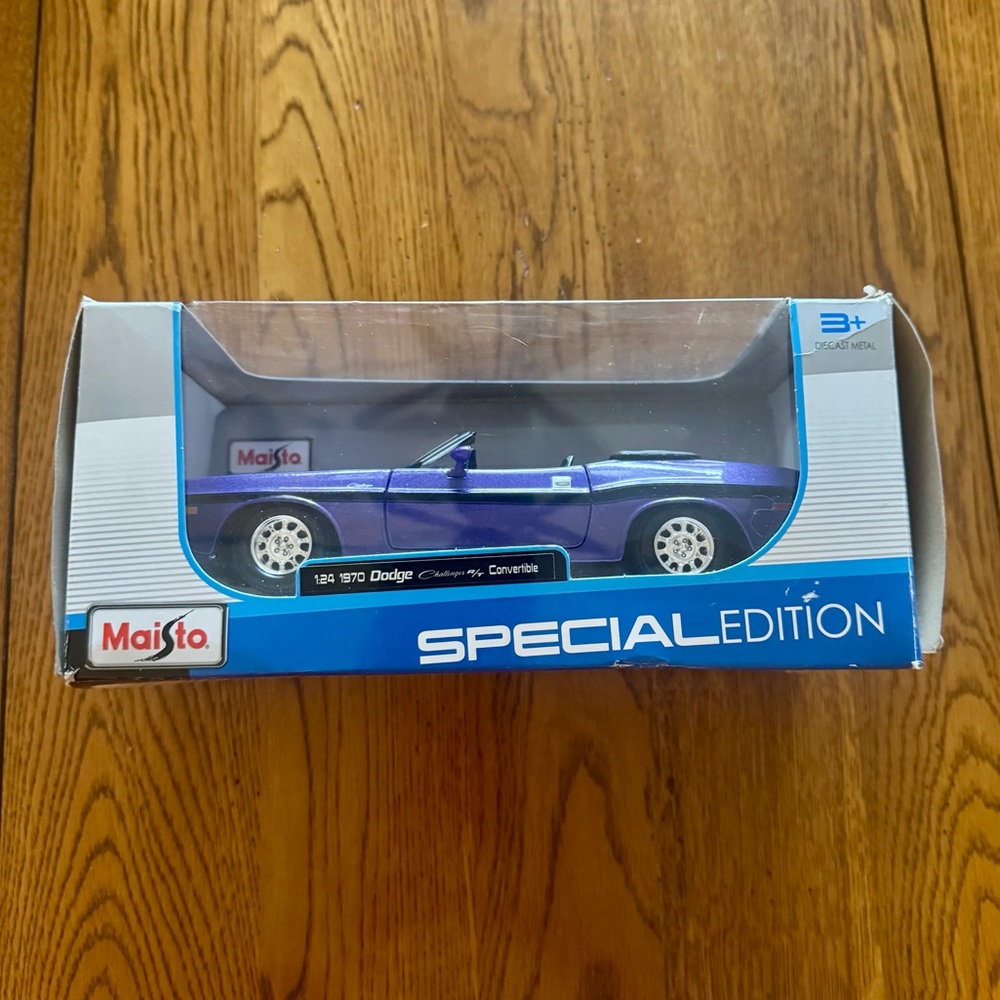 Maisto 1970 Dodge Challenger R/T Convertible Plum Crazy Purple Diecast